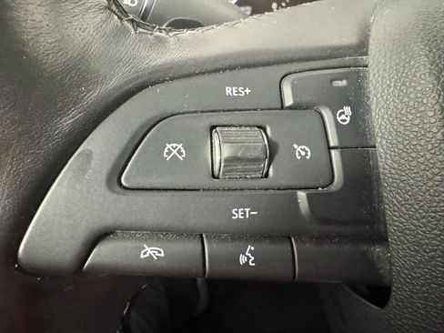 Used 2019 Cadillac XT4 Luxury w/ Cold Weather Package AWD/4WD image 17