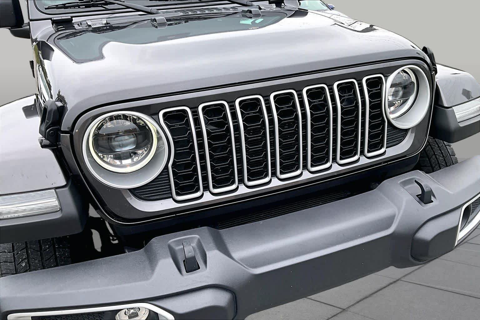 Used 2025 Jeep Wrangler Unlimited Sahara AWD/4WD image 30