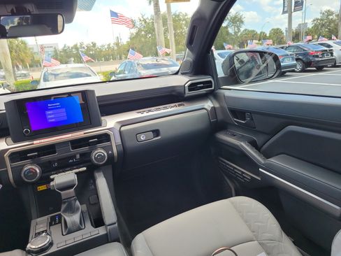 Used 2025 Toyota Tacoma SR5 w/ SR5 Upgrade Package AWD/4WD image 17
