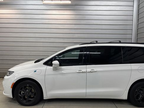 Used 2021 Chrysler Pacifica Touring-L w/ S Appearance Package FWD image 3