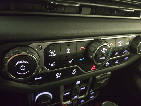 Certified 2025 Jeep Gladiator Mojave AWD/4WD image 27