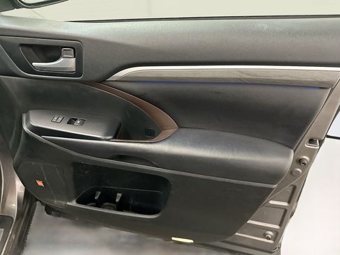 Used 2017 Toyota Highlander Limited w/ Carpet Mat Package AWD/4WD image 36