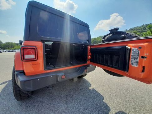 Used 2018 Jeep Wrangler Unlimited Sahara w/ Cold Weather Group AWD/4WD image 45