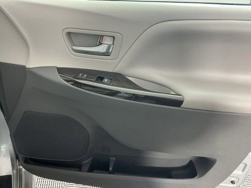Used 2020 Toyota Sienna XLE Premium image 13