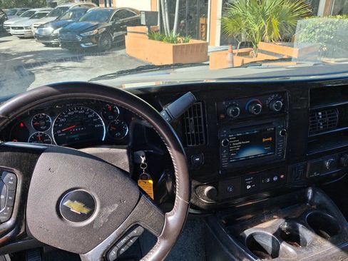Used 2017 Chevrolet Express 2500 Extended RWD image 11
