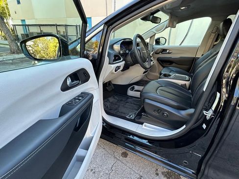 Used 2024 Chrysler Pacifica Touring-L image 15