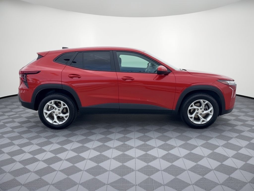 Used 2024 Chevrolet Trax LS w/ LS Convenience Package FWD image 8