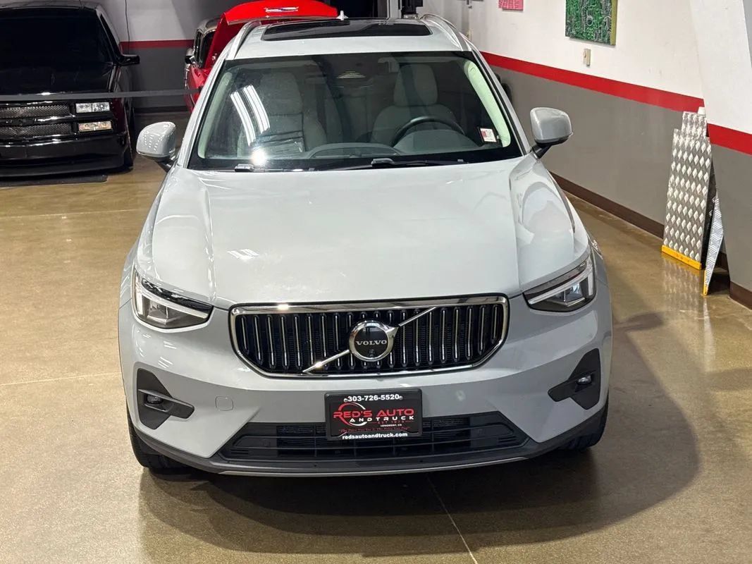 Used 2024 Volvo XC40 B5 Plus AWD/4WD image 7