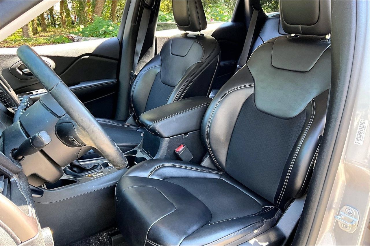 Used 2019 Jeep Cherokee Latitude Plus w/ Comfort/Convenience Group FWD image 18