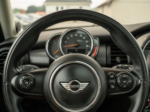 Used 2018 MINI Cooper 4-Door Hardtop w/ Premium Package FWD image 16