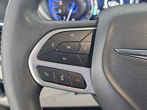 Used 2024 Chrysler Pacifica Touring-L FWD image 29