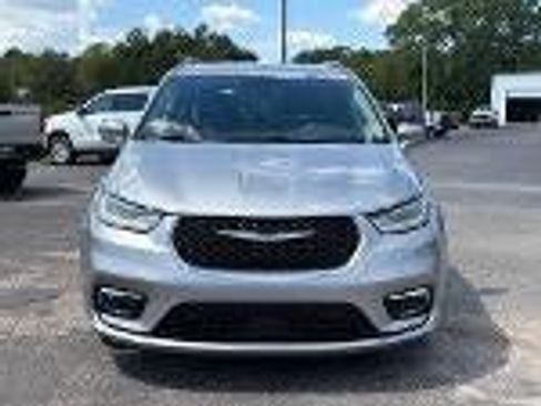 Used 2021 Chrysler Pacifica Touring-L w/ Premium & Safety Sphere Group FWD image 11