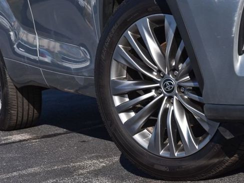 Used 2021 Toyota Highlander Platinum image 13