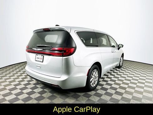 Used 2024 Chrysler Pacifica Touring-L image 10