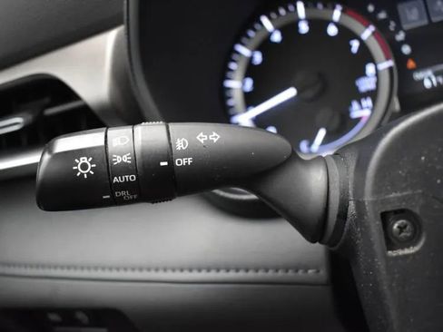 Used 2023 Toyota Highlander LE FWD image 24