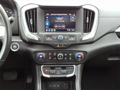 Used 2024 GMC Terrain SLE w/ Driver Convenience Package image 13