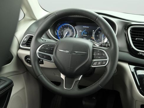 Used 2023 Chrysler Pacifica Touring-L FWD image 19