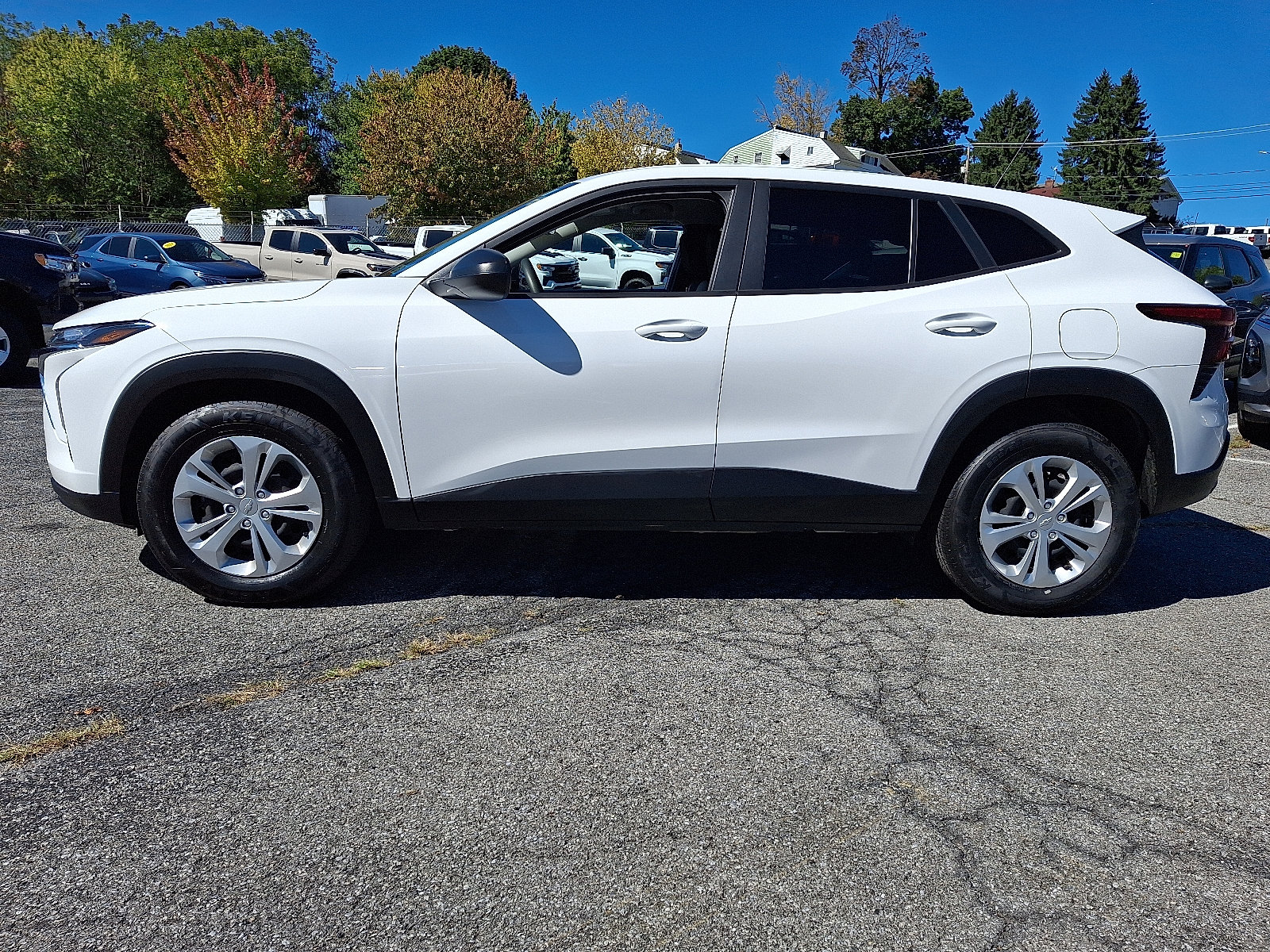 Used 2025 Chevrolet Trax LS FWD image 2