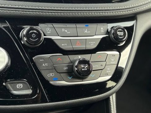 New 2027 Chrysler Pacifica Limited AWD/4WD image 22