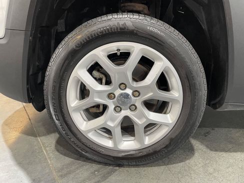 Used 2017 Jeep Renegade Latitude w/ Cold Weather Group AWD/4WD image 10