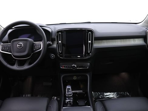 Certified 2025 Volvo XC40 B5 Plus w/ Protection Package Premier image 8