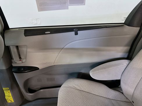 Used 2014 Toyota Sienna LE image 31
