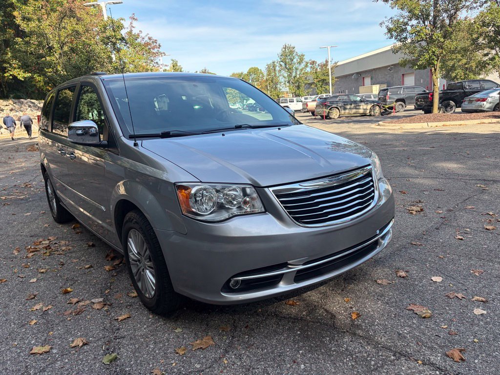 Used 2016 Chrysler Town & Country Touring-L w/ Driver Convenience Group FWD image 7