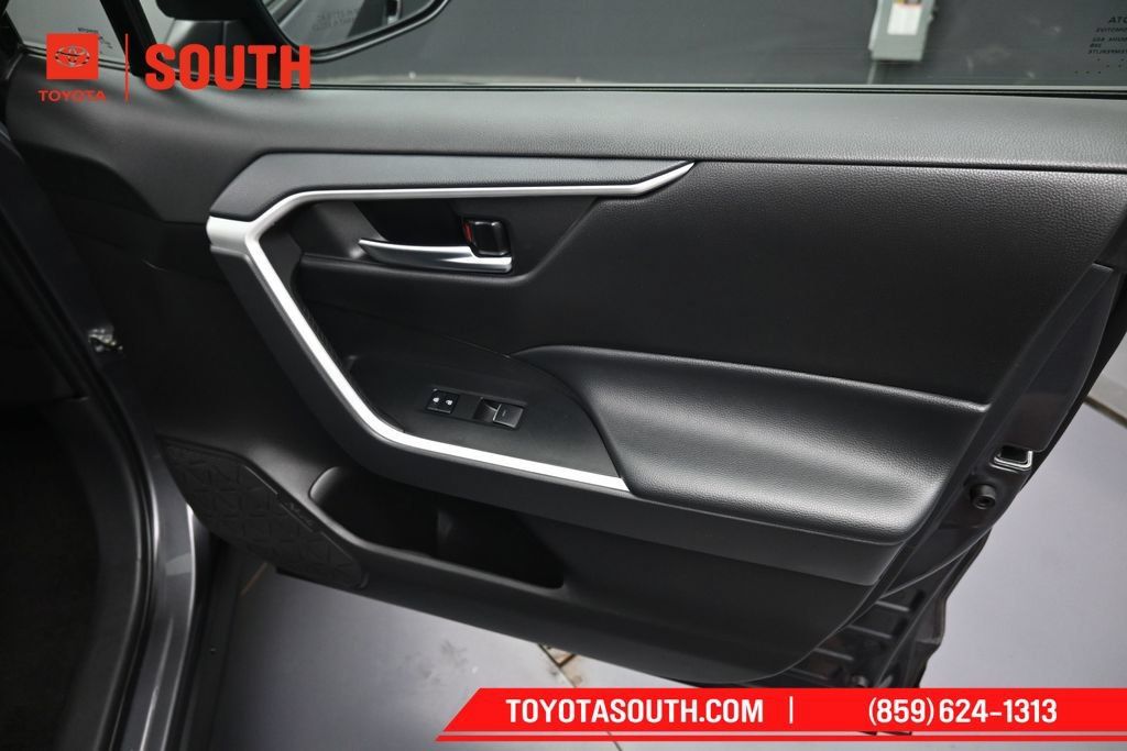 Used 2025 Toyota RAV4 XLE AWD/4WD image 30