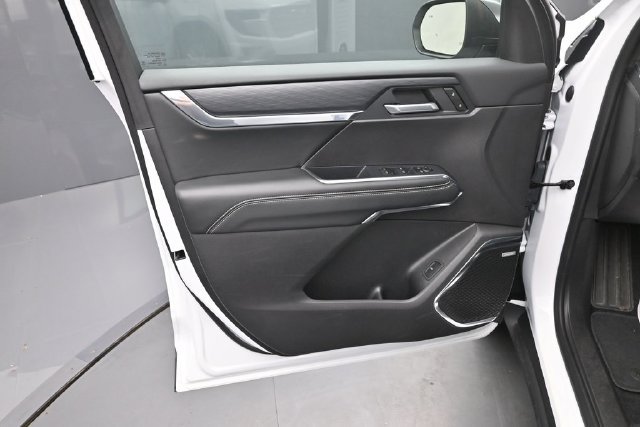 Used 2026 GMC Acadia Elevation w/ Elevation Premium Package FWD image 12