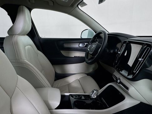 Used 2023 Volvo XC40 B4 Plus w/ Driver Assist Package FWD image 28