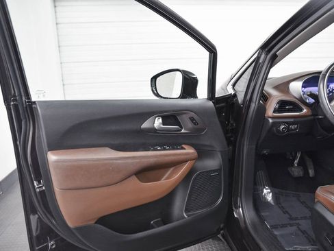 Used 2017 Chrysler Pacifica Limited image 10