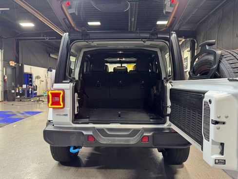 Used 2022 Jeep Wrangler Unlimited Sahara w/ Cold Weather Group AWD/4WD image 5