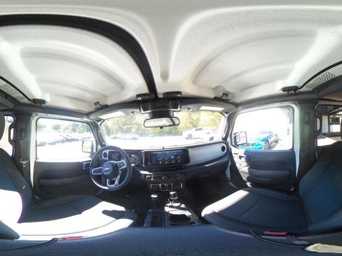 Used 2025 Jeep Wrangler Sahara image 38