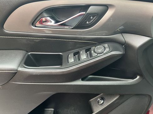 Used 2023 Chevrolet Traverse LT w/ Rear Camera Mirror Package image 13