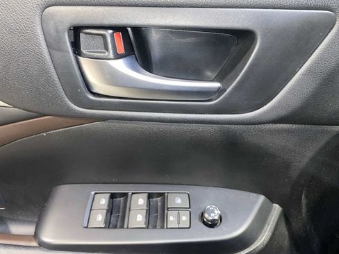 Used 2017 Toyota Highlander XLE AWD/4WD image 23