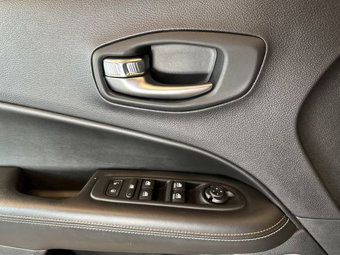 Used 2018 Jeep Compass Latitude w/ Popular Equipment Group AWD/4WD image 19
