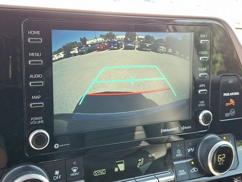 Used 2020 Toyota Highlander XLE AWD/4WD image 19
