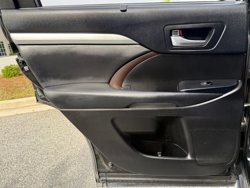 Used 2018 Toyota Highlander XLE FWD image 46