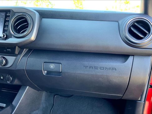 Used 2022 Toyota Tacoma TRD Off-Road image 18