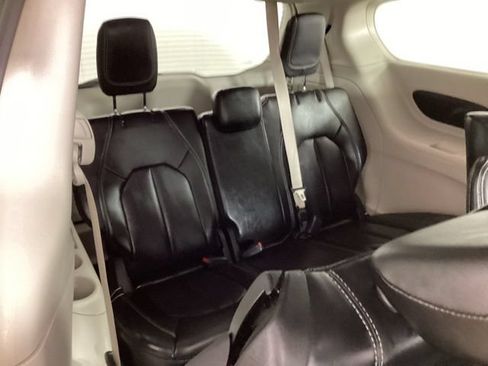 Used 2023 Chrysler Pacifica Touring-L FWD image 20