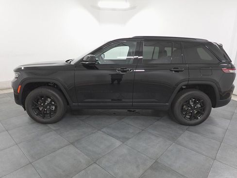 New 2025 Jeep Grand Cherokee Altitude image 2