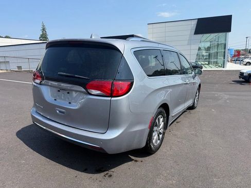 Used 2019 Chrysler Pacifica Touring-L Plus FWD image 8