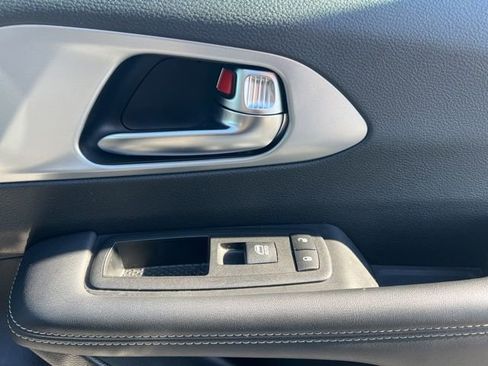 Used 2025 Chrysler Pacifica Limited image 36