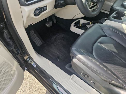 Used 2023 Chrysler Pacifica Touring-L FWD image 25