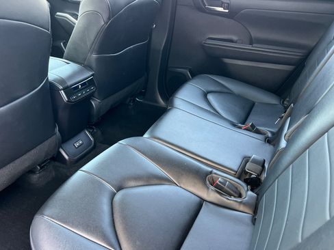 Used 2023 Toyota Highlander XLE FWD image 12