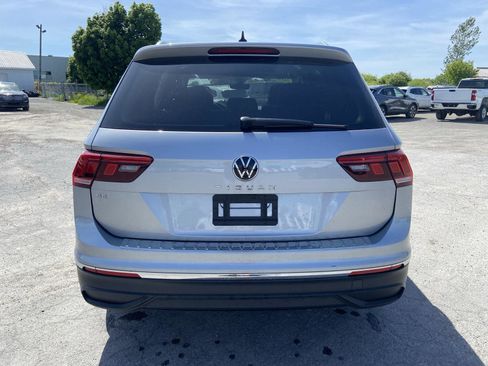 Used 2023 Volkswagen Tiguan SE w/ Panoramic Sunroof Package FWD image 9