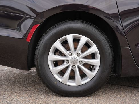 Used 2019 Chrysler Pacifica Touring-L image 11