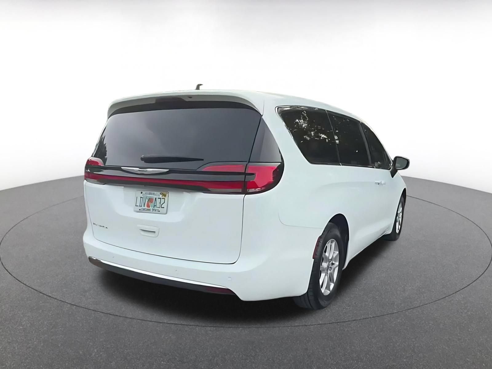 Used 2025 Chrysler Pacifica Select FWD image 13