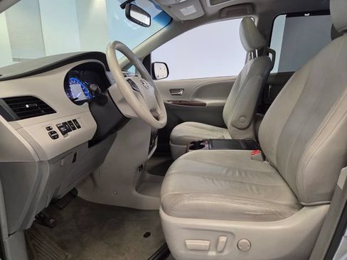 Used 2013 Toyota Sienna XLE w/ Premium Pkg FWD image 9