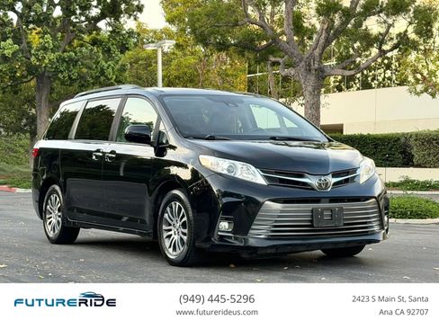 Used 2020 Toyota Sienna XLE w/ XLE Navigation Package FWD image 1